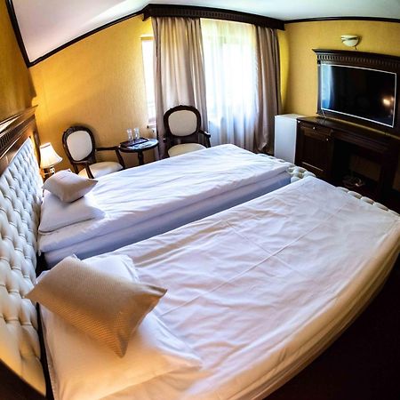 Hotel Trei Brazi ไบเลโอเลอเนชต์ ภายนอก รูปภาพ