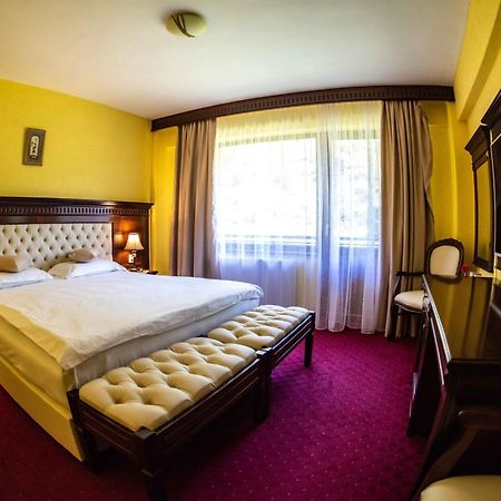 Hotel Trei Brazi ไบเลโอเลอเนชต์ ภายนอก รูปภาพ