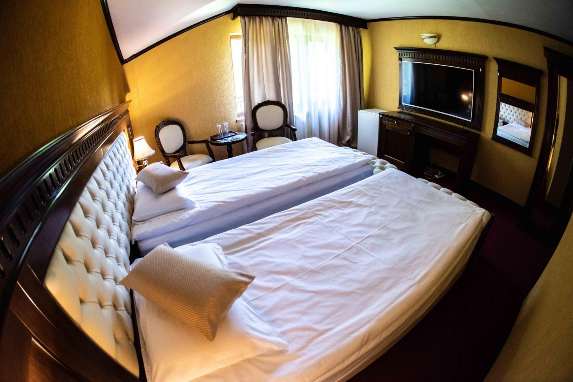 Hotel Trei Brazi ไบเลโอเลอเนชต์ ภายนอก รูปภาพ