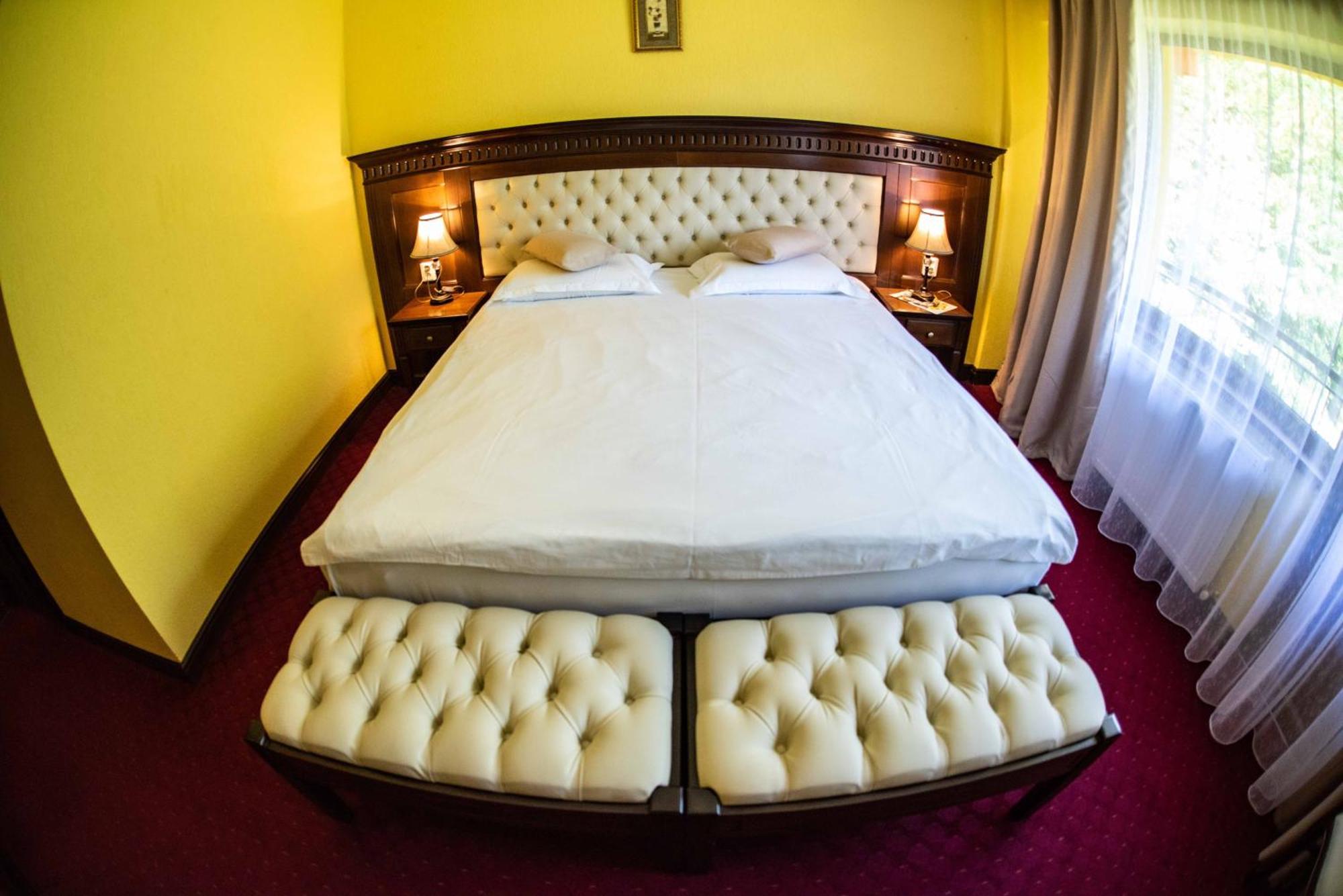 Hotel Trei Brazi ไบเลโอเลอเนชต์ ภายนอก รูปภาพ