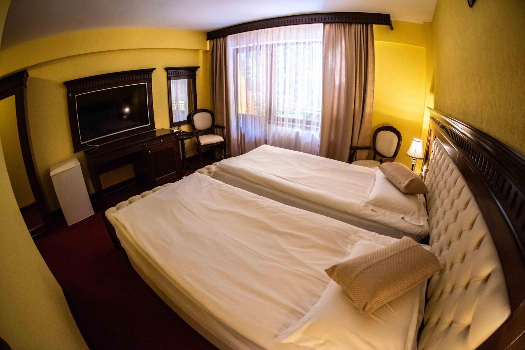 Hotel Trei Brazi ไบเลโอเลอเนชต์ ภายนอก รูปภาพ