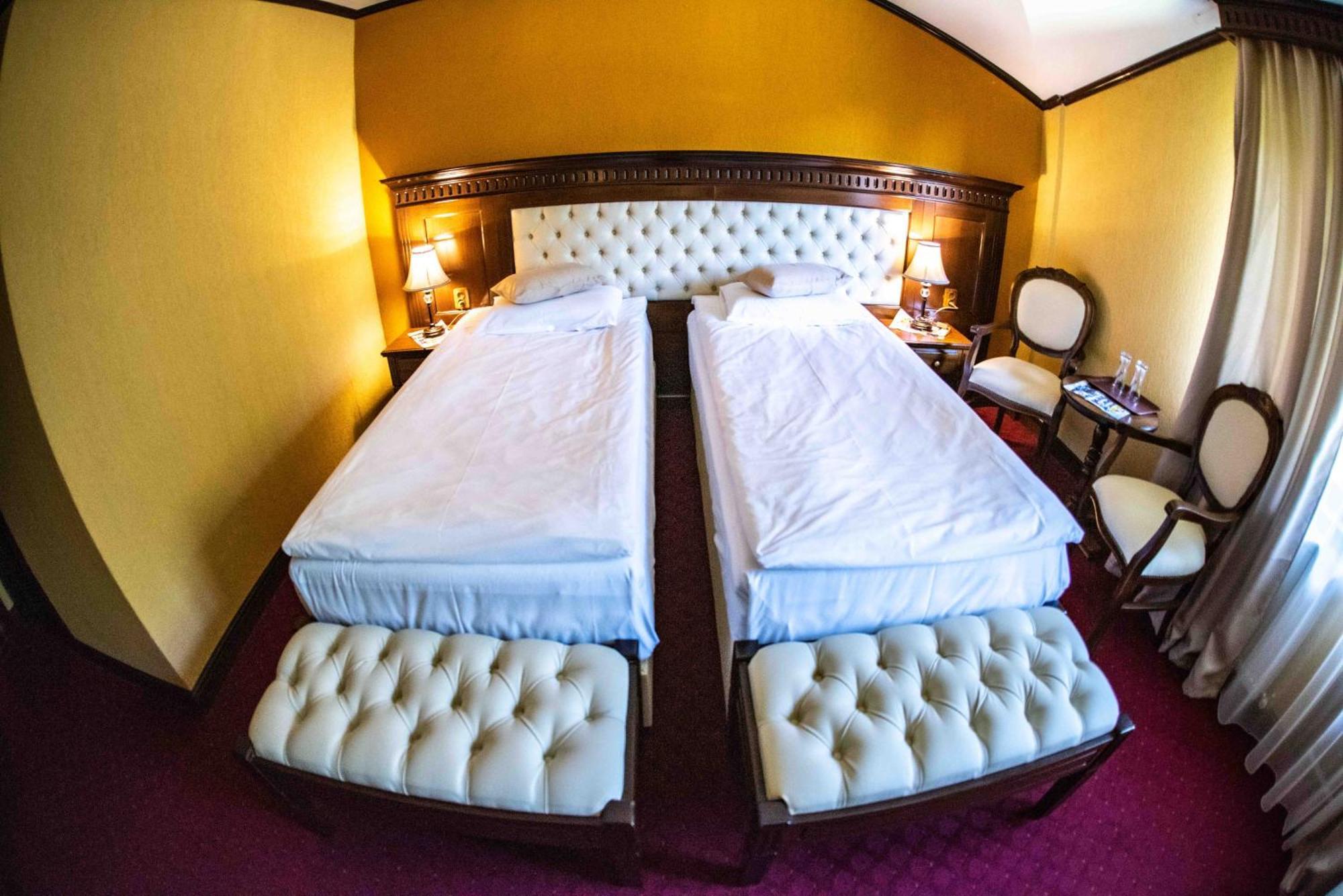 Hotel Trei Brazi ไบเลโอเลอเนชต์ ภายนอก รูปภาพ
