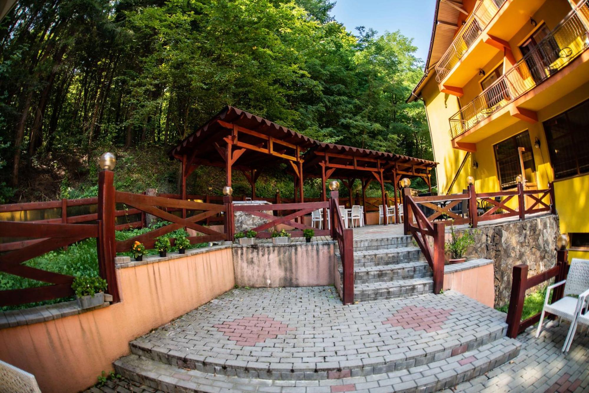 Hotel Trei Brazi ไบเลโอเลอเนชต์ ภายนอก รูปภาพ