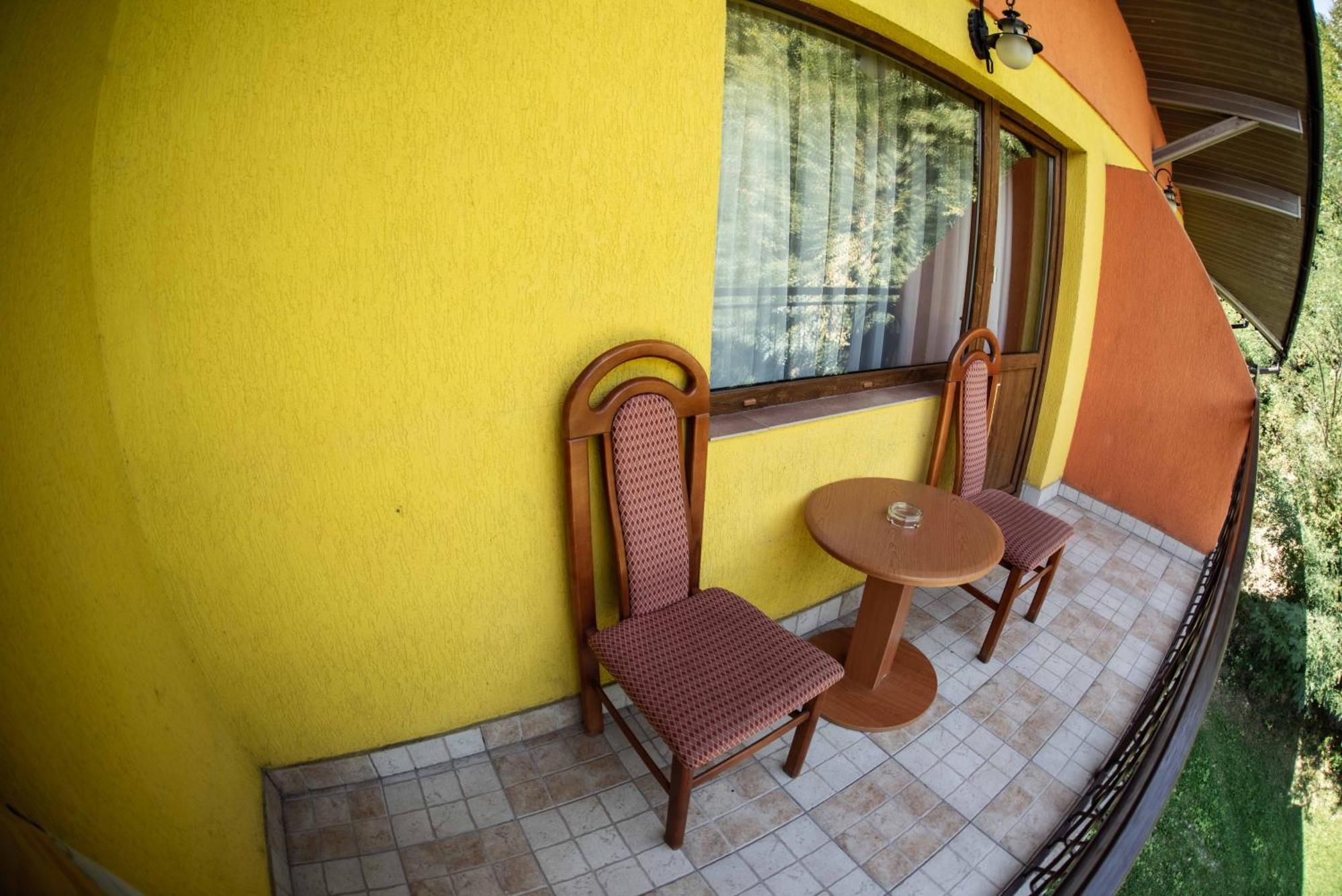 Hotel Trei Brazi ไบเลโอเลอเนชต์ ภายนอก รูปภาพ
