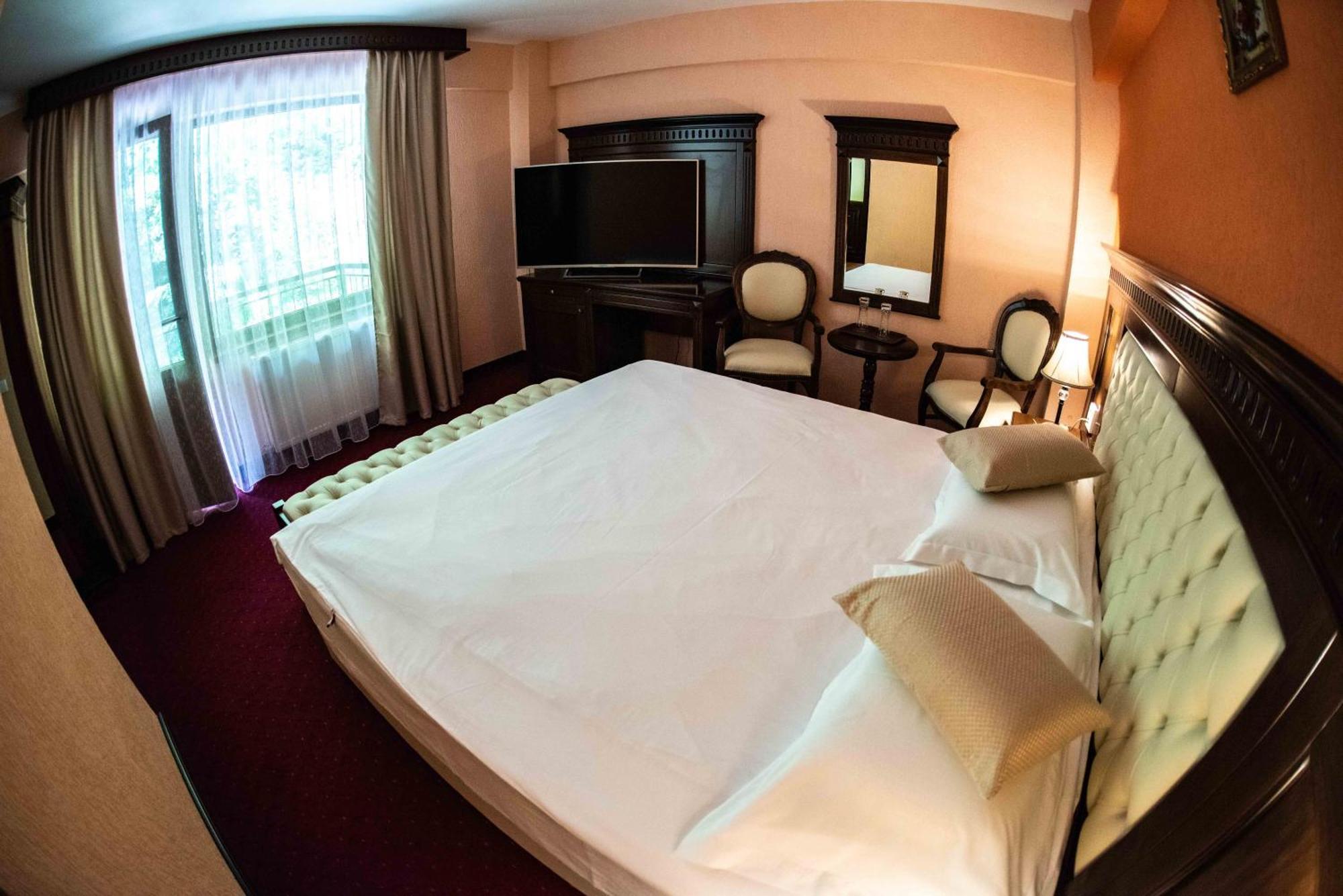 Hotel Trei Brazi ไบเลโอเลอเนชต์ ภายนอก รูปภาพ
